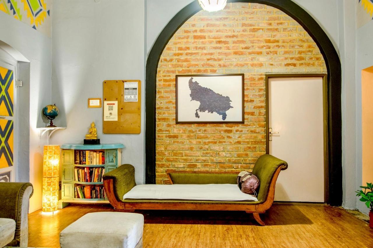 International Travellers' By Ith Varanasi