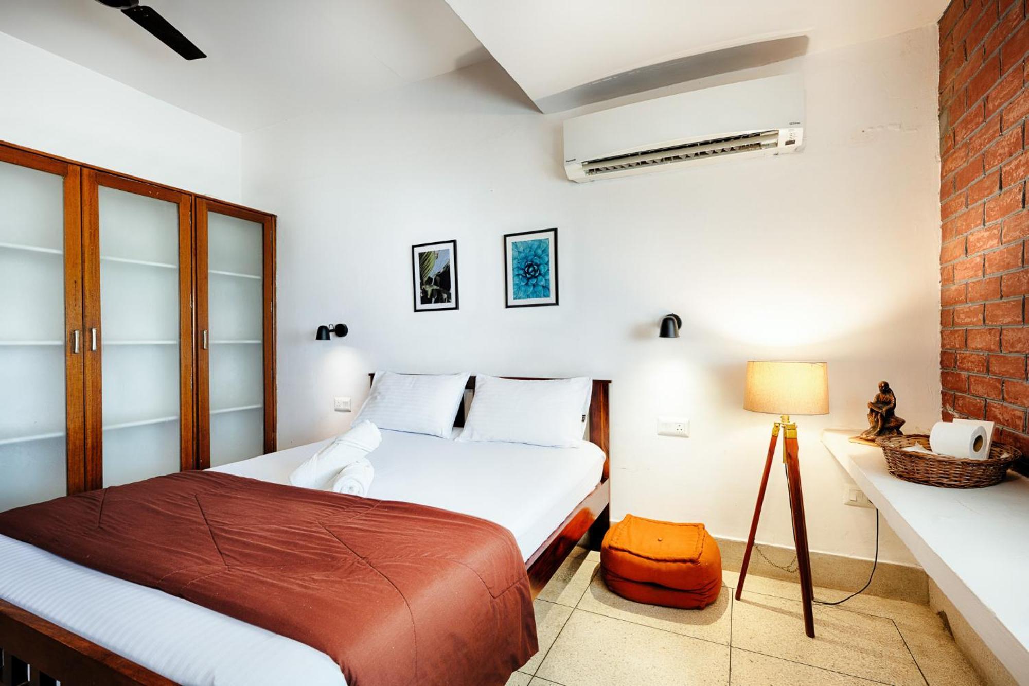 International Travellers' By Ith Varanasi